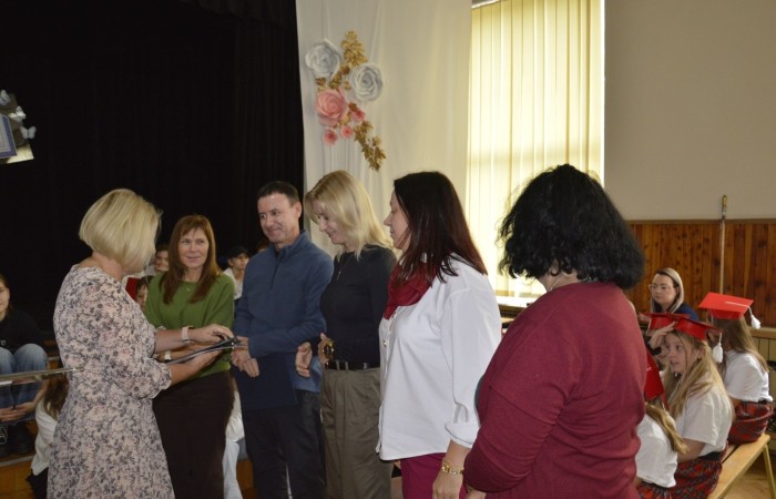 15 października w naszej szkole obchodziliśmy Dzień Edukacji Narodowej – wyjątkowe święto wszystkich nauczycieli, pracowników administracji i obsługi. Uroczystość przebiegała w ciepłej, radosnej i pełnej wdzięczności atmosferze. Część artystyczną przygotowały klasy 5a i 5b, które pod kierunkiem swoich wychowawców zaprezentowały pełen humoru i wzruszeń program. Miło nam było gościć pana Damiana Bereżańskiego - zastępcę Burmistrza Pasłęka, Panią Annę Szymanek przewodniczącą Rady Rodziców oraz nauczycieli, pracowników szkoły, administracji oraz obsługi.
Dziękujemy rodzicom za pomoc i wsparcie w realizacji występu !