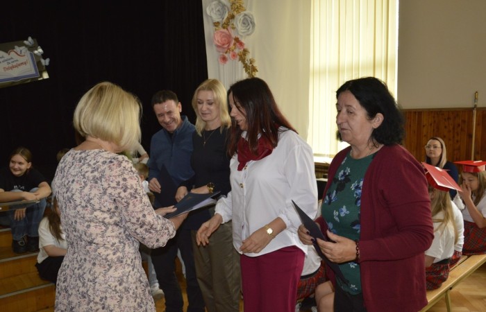 15 października w naszej szkole obchodziliśmy Dzień Edukacji Narodowej – wyjątkowe święto wszystkich nauczycieli, pracowników administracji i obsługi. Uroczystość przebiegała w ciepłej, radosnej i pełnej wdzięczności atmosferze. Część artystyczną przygotowały klasy 5a i 5b, które pod kierunkiem swoich wychowawców zaprezentowały pełen humoru i wzruszeń program. Miło nam było gościć pana Damiana Bereżańskiego - zastępcę Burmistrza Pasłęka, Panią Annę Szymanek przewodniczącą Rady Rodziców oraz nauczycieli, pracowników szkoły, administracji oraz obsługi.
Dziękujemy rodzicom za pomoc i wsparcie w realizacji występu !