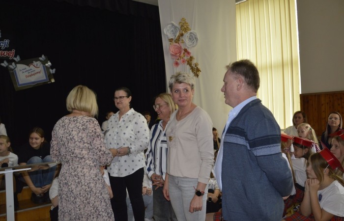 15 października w naszej szkole obchodziliśmy Dzień Edukacji Narodowej – wyjątkowe święto wszystkich nauczycieli, pracowników administracji i obsługi. Uroczystość przebiegała w ciepłej, radosnej i pełnej wdzięczności atmosferze. Część artystyczną przygotowały klasy 5a i 5b, które pod kierunkiem swoich wychowawców zaprezentowały pełen humoru i wzruszeń program. Miło nam było gościć pana Damiana Bereżańskiego - zastępcę Burmistrza Pasłęka, Panią Annę Szymanek przewodniczącą Rady Rodziców oraz nauczycieli, pracowników szkoły, administracji oraz obsługi.
Dziękujemy rodzicom za pomoc i wsparcie w realizacji występu !