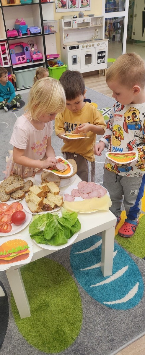 	16 października na całym świecie obchodzony jest „Światowy Dzień Chleba”. Także tego dnia w grupie „Biedronki” oraz „Sówki” obchodzony był ten niezwykły dzień. Jest to wyjątkowe święto, które przypomina nam , jak ważny w naszym życiu jest chleb- symbol codziennego pożywienia, pracy ludzkich rąk i szacunku do jedzenia. Przedszkolaki zapoznały się z historią powstawania chleba. Dowiedziały się  również jak wygląda droga – od ziarenka do bochenka. Poznały pracę rolnika, młynarza i piekarza. Na koniec miały możliwość powąchać i spróbować rożnych gatunków chleba. Dzieci samodzielnie przygotowały sobie zdrowe i pyszne kanapeczki oraz stworzyły wytwory z masy solnej.