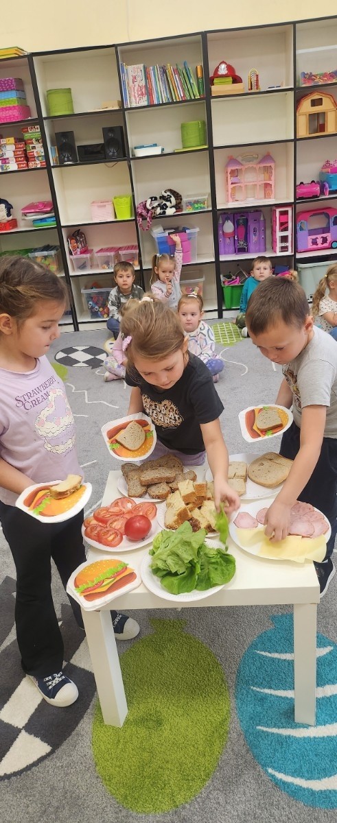	16 października na całym świecie obchodzony jest „Światowy Dzień Chleba”. Także tego dnia w grupie „Biedronki” oraz „Sówki” obchodzony był ten niezwykły dzień. Jest to wyjątkowe święto, które przypomina nam , jak ważny w naszym życiu jest chleb- symbol codziennego pożywienia, pracy ludzkich rąk i szacunku do jedzenia. Przedszkolaki zapoznały się z historią powstawania chleba. Dowiedziały się  również jak wygląda droga – od ziarenka do bochenka. Poznały pracę rolnika, młynarza i piekarza. Na koniec miały możliwość powąchać i spróbować rożnych gatunków chleba. Dzieci samodzielnie przygotowały sobie zdrowe i pyszne kanapeczki oraz stworzyły wytwory z masy solnej.