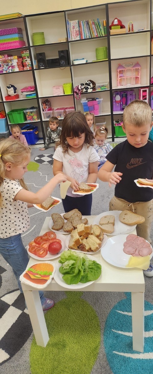 	16 października na całym świecie obchodzony jest „Światowy Dzień Chleba”. Także tego dnia w grupie „Biedronki” oraz „Sówki” obchodzony był ten niezwykły dzień. Jest to wyjątkowe święto, które przypomina nam , jak ważny w naszym życiu jest chleb- symbol codziennego pożywienia, pracy ludzkich rąk i szacunku do jedzenia. Przedszkolaki zapoznały się z historią powstawania chleba. Dowiedziały się  również jak wygląda droga – od ziarenka do bochenka. Poznały pracę rolnika, młynarza i piekarza. Na koniec miały możliwość powąchać i spróbować rożnych gatunków chleba. Dzieci samodzielnie przygotowały sobie zdrowe i pyszne kanapeczki oraz stworzyły wytwory z masy solnej.