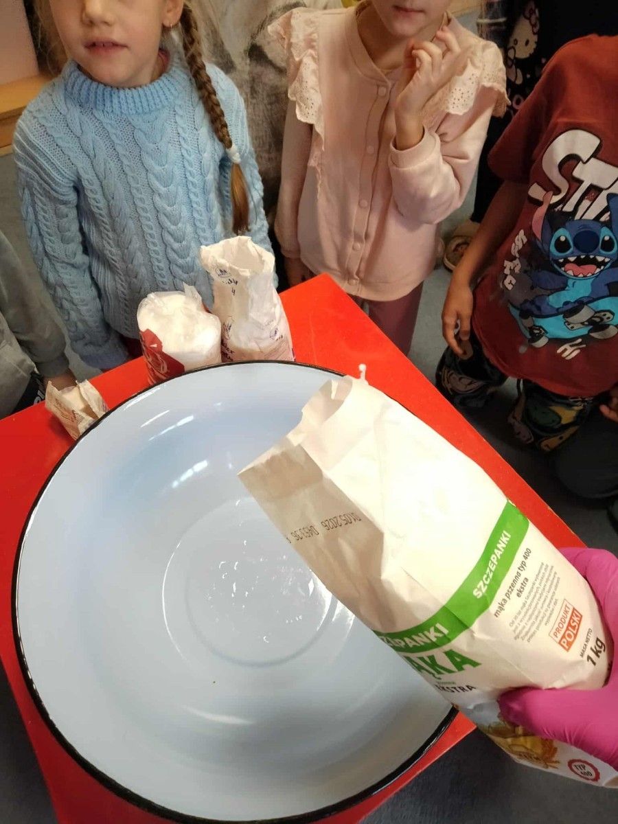 	16 października na całym świecie obchodzony jest „Światowy Dzień Chleba”. Także tego dnia w grupie „Biedronki” oraz „Sówki” obchodzony był ten niezwykły dzień. Jest to wyjątkowe święto, które przypomina nam , jak ważny w naszym życiu jest chleb- symbol codziennego pożywienia, pracy ludzkich rąk i szacunku do jedzenia. Przedszkolaki zapoznały się z historią powstawania chleba. Dowiedziały się  również jak wygląda droga – od ziarenka do bochenka. Poznały pracę rolnika, młynarza i piekarza. Na koniec miały możliwość powąchać i spróbować rożnych gatunków chleba. Dzieci samodzielnie przygotowały sobie zdrowe i pyszne kanapeczki oraz stworzyły wytwory z masy solnej.