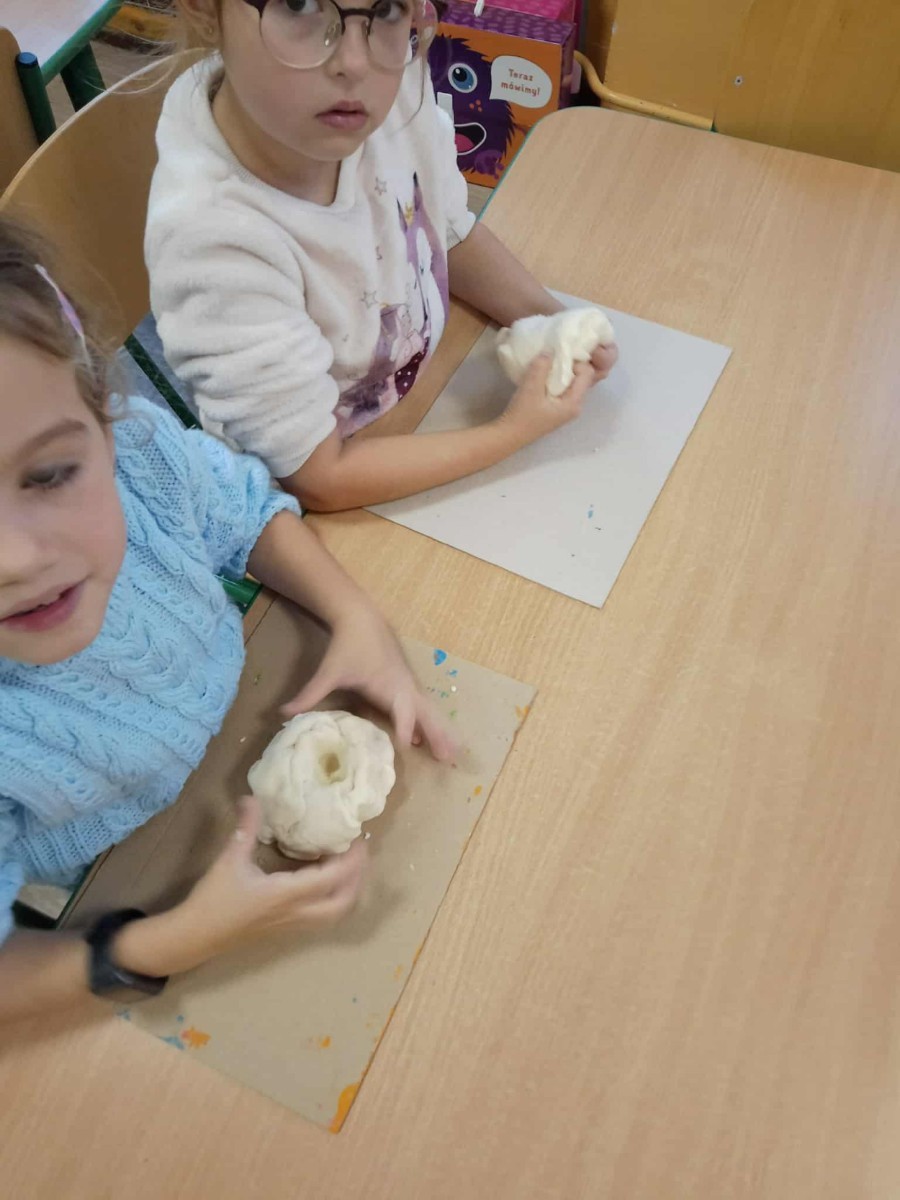 	16 października na całym świecie obchodzony jest „Światowy Dzień Chleba”. Także tego dnia w grupie „Biedronki” oraz „Sówki” obchodzony był ten niezwykły dzień. Jest to wyjątkowe święto, które przypomina nam , jak ważny w naszym życiu jest chleb- symbol codziennego pożywienia, pracy ludzkich rąk i szacunku do jedzenia. Przedszkolaki zapoznały się z historią powstawania chleba. Dowiedziały się  również jak wygląda droga – od ziarenka do bochenka. Poznały pracę rolnika, młynarza i piekarza. Na koniec miały możliwość powąchać i spróbować rożnych gatunków chleba. Dzieci samodzielnie przygotowały sobie zdrowe i pyszne kanapeczki oraz stworzyły wytwory z masy solnej.