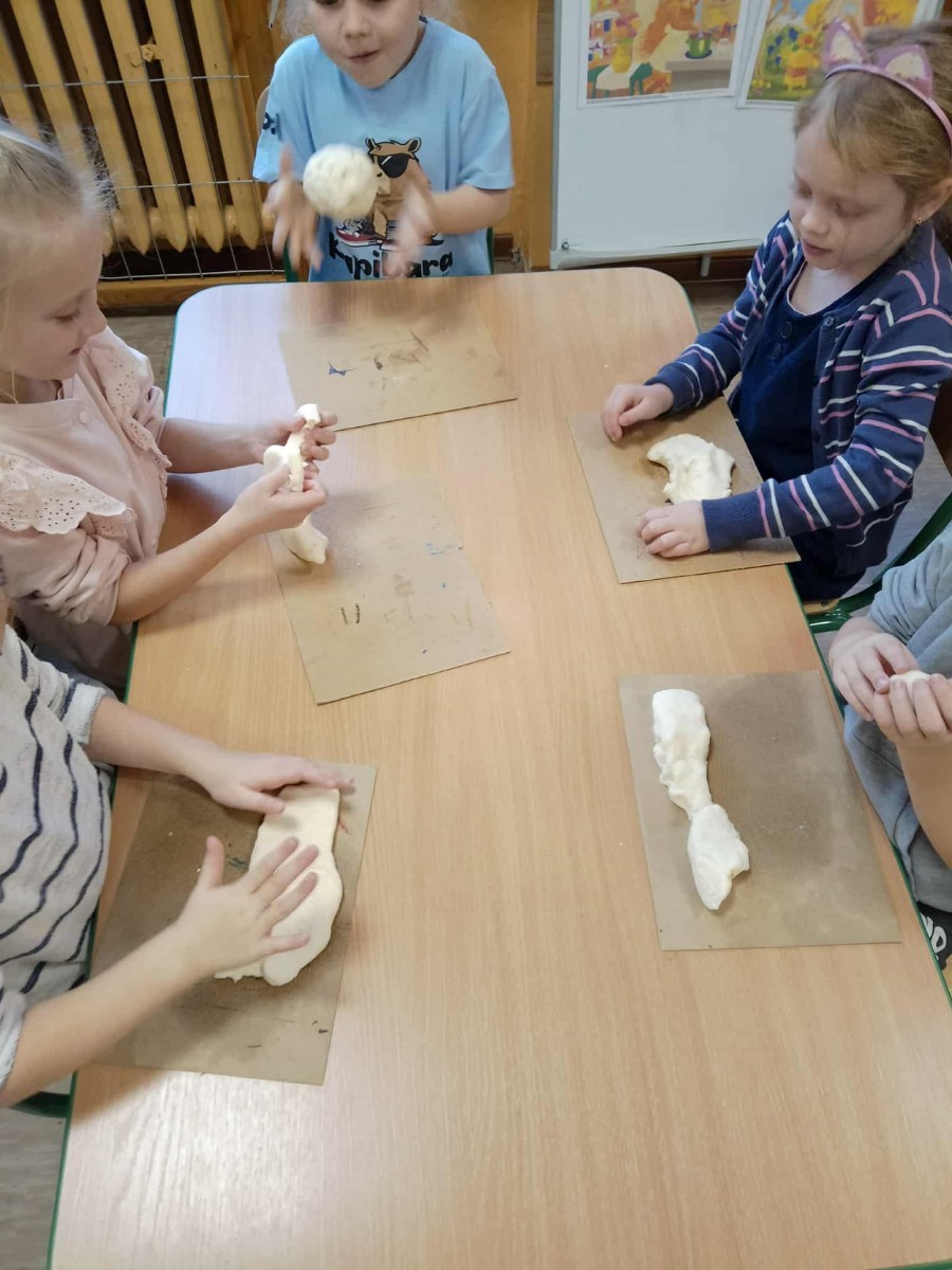 	16 października na całym świecie obchodzony jest „Światowy Dzień Chleba”. Także tego dnia w grupie „Biedronki” oraz „Sówki” obchodzony był ten niezwykły dzień. Jest to wyjątkowe święto, które przypomina nam , jak ważny w naszym życiu jest chleb- symbol codziennego pożywienia, pracy ludzkich rąk i szacunku do jedzenia. Przedszkolaki zapoznały się z historią powstawania chleba. Dowiedziały się  również jak wygląda droga – od ziarenka do bochenka. Poznały pracę rolnika, młynarza i piekarza. Na koniec miały możliwość powąchać i spróbować rożnych gatunków chleba. Dzieci samodzielnie przygotowały sobie zdrowe i pyszne kanapeczki oraz stworzyły wytwory z masy solnej.