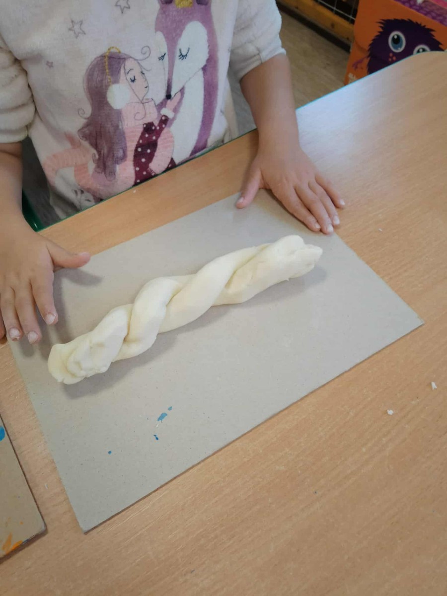 	16 października na całym świecie obchodzony jest „Światowy Dzień Chleba”. Także tego dnia w grupie „Biedronki” oraz „Sówki” obchodzony był ten niezwykły dzień. Jest to wyjątkowe święto, które przypomina nam , jak ważny w naszym życiu jest chleb- symbol codziennego pożywienia, pracy ludzkich rąk i szacunku do jedzenia. Przedszkolaki zapoznały się z historią powstawania chleba. Dowiedziały się  również jak wygląda droga – od ziarenka do bochenka. Poznały pracę rolnika, młynarza i piekarza. Na koniec miały możliwość powąchać i spróbować rożnych gatunków chleba. Dzieci samodzielnie przygotowały sobie zdrowe i pyszne kanapeczki oraz stworzyły wytwory z masy solnej.