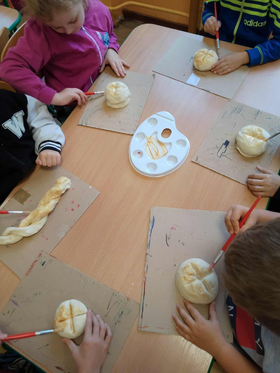 	16 października na całym świecie obchodzony jest „Światowy Dzień Chleba”. Także tego dnia w grupie „Biedronki” oraz „Sówki” obchodzony był ten niezwykły dzień. Jest to wyjątkowe święto, które przypomina nam , jak ważny w naszym życiu jest chleb- symbol codziennego pożywienia, pracy ludzkich rąk i szacunku do jedzenia. Przedszkolaki zapoznały się z historią powstawania chleba. Dowiedziały się  również jak wygląda droga – od ziarenka do bochenka. Poznały pracę rolnika, młynarza i piekarza. Na koniec miały możliwość powąchać i spróbować rożnych gatunków chleba. Dzieci samodzielnie przygotowały sobie zdrowe i pyszne kanapeczki oraz stworzyły wytwory z masy solnej.