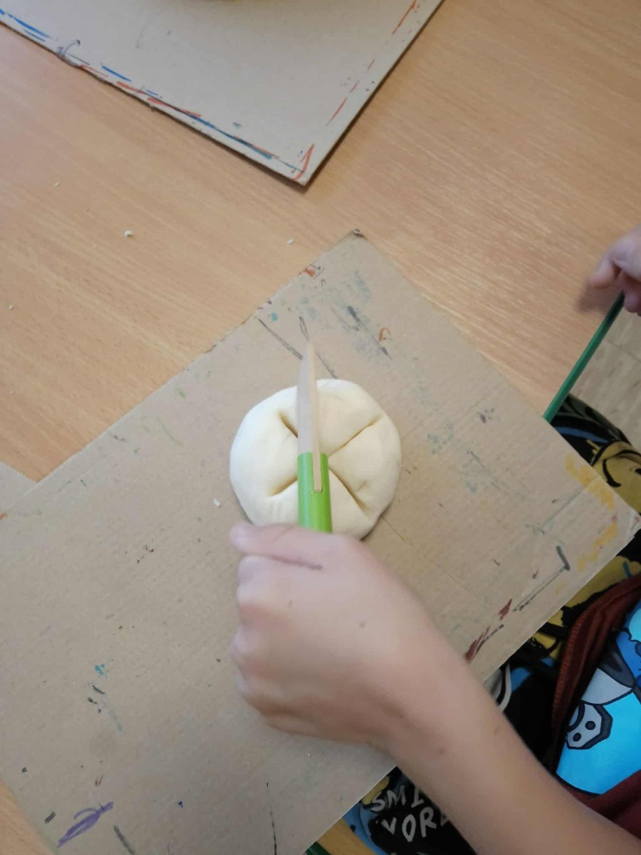 	16 października na całym świecie obchodzony jest „Światowy Dzień Chleba”. Także tego dnia w grupie „Biedronki” oraz „Sówki” obchodzony był ten niezwykły dzień. Jest to wyjątkowe święto, które przypomina nam , jak ważny w naszym życiu jest chleb- symbol codziennego pożywienia, pracy ludzkich rąk i szacunku do jedzenia. Przedszkolaki zapoznały się z historią powstawania chleba. Dowiedziały się  również jak wygląda droga – od ziarenka do bochenka. Poznały pracę rolnika, młynarza i piekarza. Na koniec miały możliwość powąchać i spróbować rożnych gatunków chleba. Dzieci samodzielnie przygotowały sobie zdrowe i pyszne kanapeczki oraz stworzyły wytwory z masy solnej.