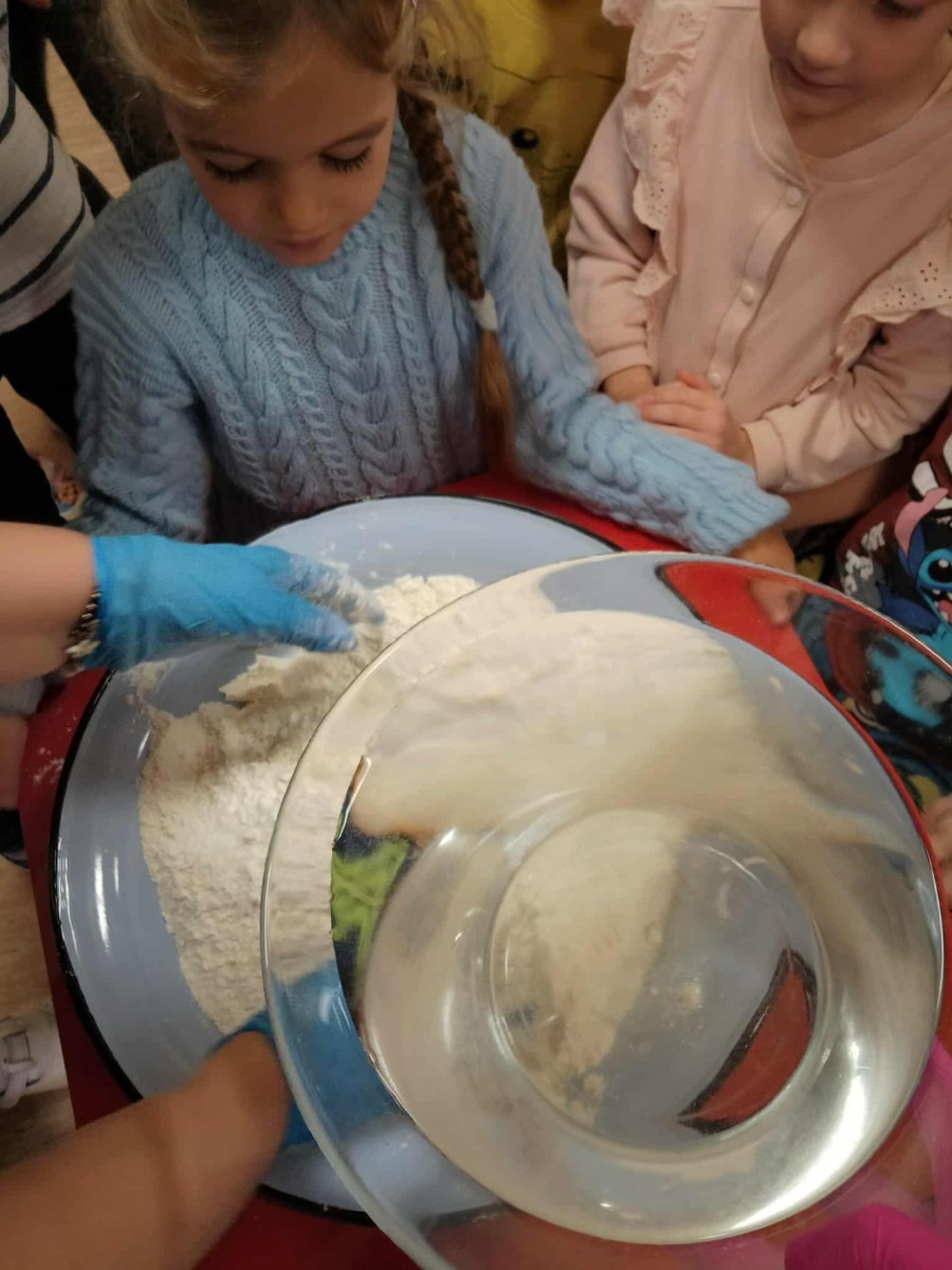 	16 października na całym świecie obchodzony jest „Światowy Dzień Chleba”. Także tego dnia w grupie „Biedronki” oraz „Sówki” obchodzony był ten niezwykły dzień. Jest to wyjątkowe święto, które przypomina nam , jak ważny w naszym życiu jest chleb- symbol codziennego pożywienia, pracy ludzkich rąk i szacunku do jedzenia. Przedszkolaki zapoznały się z historią powstawania chleba. Dowiedziały się  również jak wygląda droga – od ziarenka do bochenka. Poznały pracę rolnika, młynarza i piekarza. Na koniec miały możliwość powąchać i spróbować rożnych gatunków chleba. Dzieci samodzielnie przygotowały sobie zdrowe i pyszne kanapeczki oraz stworzyły wytwory z masy solnej.