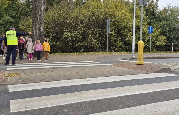 W październiku w naszej szkole odbyły się spotkania uczniów klas I–III z policjantami z Komisariatu Policji w Pasłęku. Podczas zajęć dzieci rozmawiały z funkcjonariuszami o bezpieczeństwie na drodze, uczyły się, jak prawidłowo zachowywać się na przejściu dla pieszych oraz jakie zasady są najważniejsze, by każdego dnia bezpiecznie dotrzeć do szkoły i wrócić do domu.
Uczniowie mieli okazję nie tylko posłuchać, ale również aktywnie ćwiczyć przechodzenie przez pasy pod czujnym okiem policjantów. Było edukacyjnie, ciekawie i bardzo praktycznie.
Serdecznie dziękujemy naszym gościom za poświęcony czas, zaangażowanie i cenne wskazówki, które pomogą naszym uczniom stać się prawdziwymi ekspertami od bezpieczeństwa na drodze.
