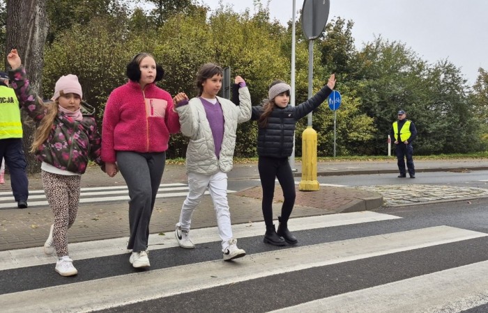 W październiku w naszej szkole odbyły się spotkania uczniów klas I–III z policjantami z Komisariatu Policji w Pasłęku. Podczas zajęć dzieci rozmawiały z funkcjonariuszami o bezpieczeństwie na drodze, uczyły się, jak prawidłowo zachowywać się na przejściu dla pieszych oraz jakie zasady są najważniejsze, by każdego dnia bezpiecznie dotrzeć do szkoły i wrócić do domu.
Uczniowie mieli okazję nie tylko posłuchać, ale również aktywnie ćwiczyć przechodzenie przez pasy pod czujnym okiem policjantów. Było edukacyjnie, ciekawie i bardzo praktycznie.
Serdecznie dziękujemy naszym gościom za poświęcony czas, zaangażowanie i cenne wskazówki, które pomogą naszym uczniom stać się prawdziwymi ekspertami od bezpieczeństwa na drodze.
