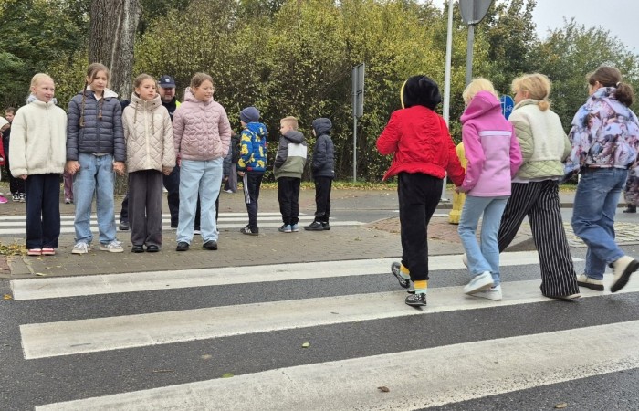 W październiku w naszej szkole odbyły się spotkania uczniów klas I–III z policjantami z Komisariatu Policji w Pasłęku. Podczas zajęć dzieci rozmawiały z funkcjonariuszami o bezpieczeństwie na drodze, uczyły się, jak prawidłowo zachowywać się na przejściu dla pieszych oraz jakie zasady są najważniejsze, by każdego dnia bezpiecznie dotrzeć do szkoły i wrócić do domu.
Uczniowie mieli okazję nie tylko posłuchać, ale również aktywnie ćwiczyć przechodzenie przez pasy pod czujnym okiem policjantów. Było edukacyjnie, ciekawie i bardzo praktycznie.
Serdecznie dziękujemy naszym gościom za poświęcony czas, zaangażowanie i cenne wskazówki, które pomogą naszym uczniom stać się prawdziwymi ekspertami od bezpieczeństwa na drodze.
