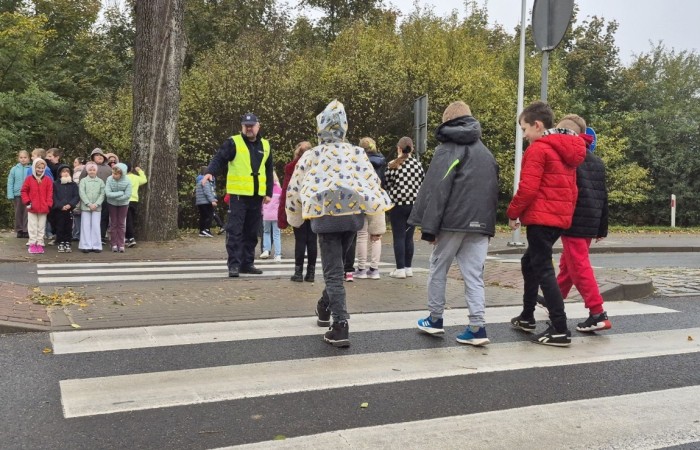 W październiku w naszej szkole odbyły się spotkania uczniów klas I–III z policjantami z Komisariatu Policji w Pasłęku. Podczas zajęć dzieci rozmawiały z funkcjonariuszami o bezpieczeństwie na drodze, uczyły się, jak prawidłowo zachowywać się na przejściu dla pieszych oraz jakie zasady są najważniejsze, by każdego dnia bezpiecznie dotrzeć do szkoły i wrócić do domu.
Uczniowie mieli okazję nie tylko posłuchać, ale również aktywnie ćwiczyć przechodzenie przez pasy pod czujnym okiem policjantów. Było edukacyjnie, ciekawie i bardzo praktycznie.
Serdecznie dziękujemy naszym gościom za poświęcony czas, zaangażowanie i cenne wskazówki, które pomogą naszym uczniom stać się prawdziwymi ekspertami od bezpieczeństwa na drodze.
