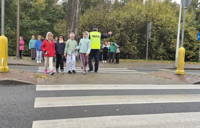 W październiku w naszej szkole odbyły się spotkania uczniów klas I–III z policjantami z Komisariatu Policji w Pasłęku. Podczas zajęć dzieci rozmawiały z funkcjonariuszami o bezpieczeństwie na drodze, uczyły się, jak prawidłowo zachowywać się na przejściu dla pieszych oraz jakie zasady są najważniejsze, by każdego dnia bezpiecznie dotrzeć do szkoły i wrócić do domu.
Uczniowie mieli okazję nie tylko posłuchać, ale również aktywnie ćwiczyć przechodzenie przez pasy pod czujnym okiem policjantów. Było edukacyjnie, ciekawie i bardzo praktycznie.
Serdecznie dziękujemy naszym gościom za poświęcony czas, zaangażowanie i cenne wskazówki, które pomogą naszym uczniom stać się prawdziwymi ekspertami od bezpieczeństwa na drodze.
