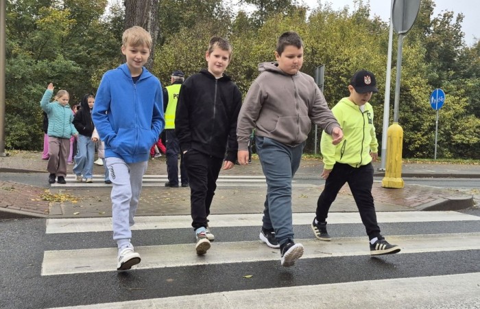 W październiku w naszej szkole odbyły się spotkania uczniów klas I–III z policjantami z Komisariatu Policji w Pasłęku. Podczas zajęć dzieci rozmawiały z funkcjonariuszami o bezpieczeństwie na drodze, uczyły się, jak prawidłowo zachowywać się na przejściu dla pieszych oraz jakie zasady są najważniejsze, by każdego dnia bezpiecznie dotrzeć do szkoły i wrócić do domu.
Uczniowie mieli okazję nie tylko posłuchać, ale również aktywnie ćwiczyć przechodzenie przez pasy pod czujnym okiem policjantów. Było edukacyjnie, ciekawie i bardzo praktycznie.
Serdecznie dziękujemy naszym gościom za poświęcony czas, zaangażowanie i cenne wskazówki, które pomogą naszym uczniom stać się prawdziwymi ekspertami od bezpieczeństwa na drodze.
