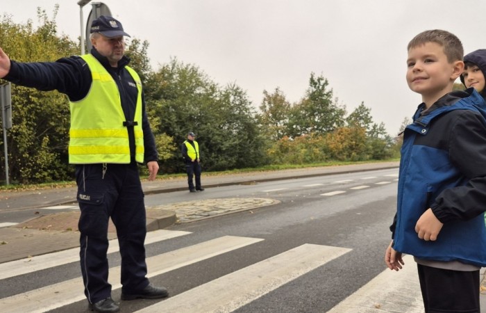 W październiku w naszej szkole odbyły się spotkania uczniów klas I–III z policjantami z Komisariatu Policji w Pasłęku. Podczas zajęć dzieci rozmawiały z funkcjonariuszami o bezpieczeństwie na drodze, uczyły się, jak prawidłowo zachowywać się na przejściu dla pieszych oraz jakie zasady są najważniejsze, by każdego dnia bezpiecznie dotrzeć do szkoły i wrócić do domu.
Uczniowie mieli okazję nie tylko posłuchać, ale również aktywnie ćwiczyć przechodzenie przez pasy pod czujnym okiem policjantów. Było edukacyjnie, ciekawie i bardzo praktycznie.
Serdecznie dziękujemy naszym gościom za poświęcony czas, zaangażowanie i cenne wskazówki, które pomogą naszym uczniom stać się prawdziwymi ekspertami od bezpieczeństwa na drodze.
