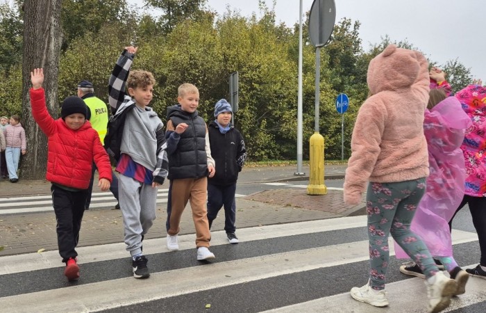 W październiku w naszej szkole odbyły się spotkania uczniów klas I–III z policjantami z Komisariatu Policji w Pasłęku. Podczas zajęć dzieci rozmawiały z funkcjonariuszami o bezpieczeństwie na drodze, uczyły się, jak prawidłowo zachowywać się na przejściu dla pieszych oraz jakie zasady są najważniejsze, by każdego dnia bezpiecznie dotrzeć do szkoły i wrócić do domu.
Uczniowie mieli okazję nie tylko posłuchać, ale również aktywnie ćwiczyć przechodzenie przez pasy pod czujnym okiem policjantów. Było edukacyjnie, ciekawie i bardzo praktycznie.
Serdecznie dziękujemy naszym gościom za poświęcony czas, zaangażowanie i cenne wskazówki, które pomogą naszym uczniom stać się prawdziwymi ekspertami od bezpieczeństwa na drodze.
