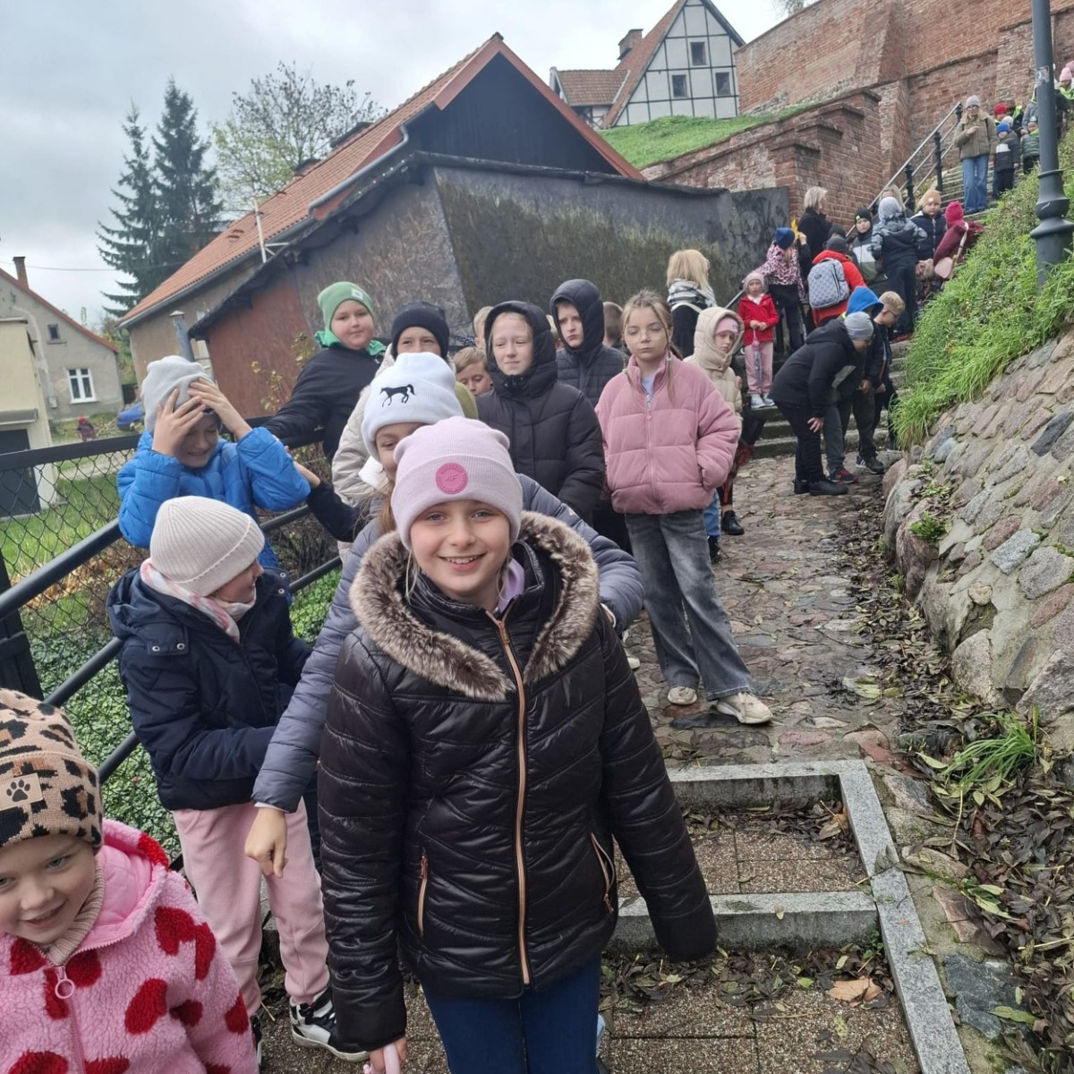 W środę, 29 października, uczniowie klas I-III naszej szkoły wybrali się do POK-u, aby obejrzeć wyjątkowy spektakl pt. „Czarodziejski ołówek”, przygotowany przez artystów Poznańskiego Teatru Aktora. Już od pierwszych minut przedstawienia dzieci z zainteresowaniem śledziły losy głównych bohaterów, którzy dzięki magicznemu ołówkowi potrafili zmieniać świat na lepsze.
Barwna scenografia, muzyka i wciągająca fabuła przeniosły najmłodszych w świat pełen wyobraźni, humoru i magii. Aktorzy wspaniale angażowali publiczność, zachęcając dzieci do wspólnej zabawy i reagowania na to, co działo się na scenie. Nie zabrakło śmiechu, emocji i dobrej zabawy.
Po zakończeniu spektaklu uczniowie nagrodzili artystów gromkimi brawami. Dzieci wróciły do szkoły w doskonałych humorach, bogatsze o nowe wrażenia.
