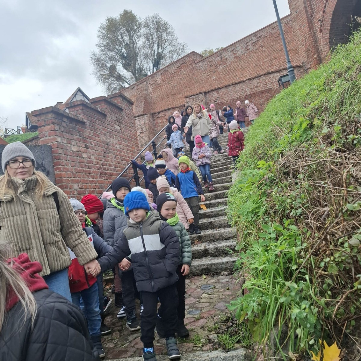 W środę, 29 października, uczniowie klas I-III naszej szkoły wybrali się do POK-u, aby obejrzeć wyjątkowy spektakl pt. „Czarodziejski ołówek”, przygotowany przez artystów Poznańskiego Teatru Aktora. Już od pierwszych minut przedstawienia dzieci z zainteresowaniem śledziły losy głównych bohaterów, którzy dzięki magicznemu ołówkowi potrafili zmieniać świat na lepsze.
Barwna scenografia, muzyka i wciągająca fabuła przeniosły najmłodszych w świat pełen wyobraźni, humoru i magii. Aktorzy wspaniale angażowali publiczność, zachęcając dzieci do wspólnej zabawy i reagowania na to, co działo się na scenie. Nie zabrakło śmiechu, emocji i dobrej zabawy.
Po zakończeniu spektaklu uczniowie nagrodzili artystów gromkimi brawami. Dzieci wróciły do szkoły w doskonałych humorach, bogatsze o nowe wrażenia.
