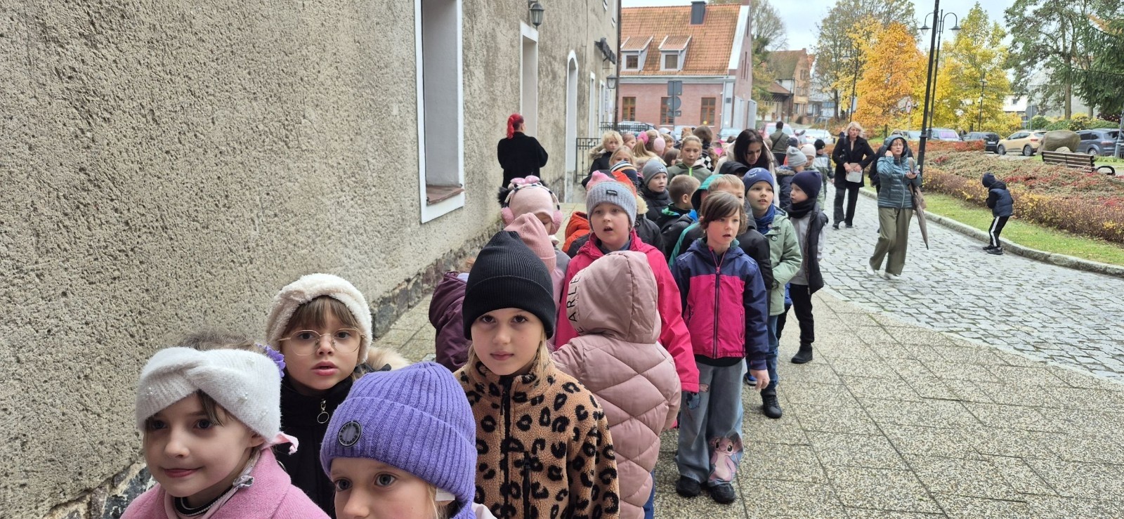 W środę, 29 października, uczniowie klas I-III naszej szkoły wybrali się do POK-u, aby obejrzeć wyjątkowy spektakl pt. „Czarodziejski ołówek”, przygotowany przez artystów Poznańskiego Teatru Aktora. Już od pierwszych minut przedstawienia dzieci z zainteresowaniem śledziły losy głównych bohaterów, którzy dzięki magicznemu ołówkowi potrafili zmieniać świat na lepsze.
Barwna scenografia, muzyka i wciągająca fabuła przeniosły najmłodszych w świat pełen wyobraźni, humoru i magii. Aktorzy wspaniale angażowali publiczność, zachęcając dzieci do wspólnej zabawy i reagowania na to, co działo się na scenie. Nie zabrakło śmiechu, emocji i dobrej zabawy.
Po zakończeniu spektaklu uczniowie nagrodzili artystów gromkimi brawami. Dzieci wróciły do szkoły w doskonałych humorach, bogatsze o nowe wrażenia.
