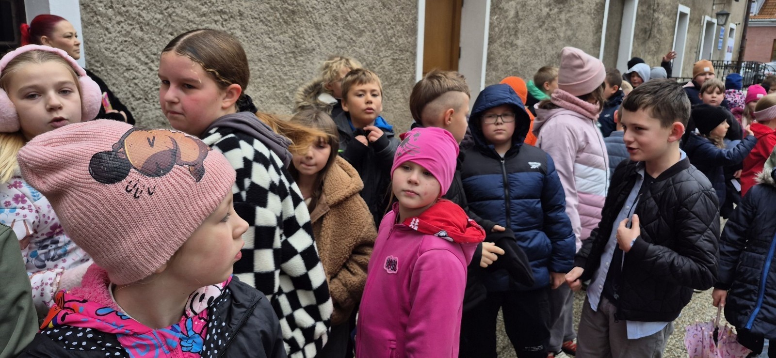 W środę, 29 października, uczniowie klas I-III naszej szkoły wybrali się do POK-u, aby obejrzeć wyjątkowy spektakl pt. „Czarodziejski ołówek”, przygotowany przez artystów Poznańskiego Teatru Aktora. Już od pierwszych minut przedstawienia dzieci z zainteresowaniem śledziły losy głównych bohaterów, którzy dzięki magicznemu ołówkowi potrafili zmieniać świat na lepsze.
Barwna scenografia, muzyka i wciągająca fabuła przeniosły najmłodszych w świat pełen wyobraźni, humoru i magii. Aktorzy wspaniale angażowali publiczność, zachęcając dzieci do wspólnej zabawy i reagowania na to, co działo się na scenie. Nie zabrakło śmiechu, emocji i dobrej zabawy.
Po zakończeniu spektaklu uczniowie nagrodzili artystów gromkimi brawami. Dzieci wróciły do szkoły w doskonałych humorach, bogatsze o nowe wrażenia.
