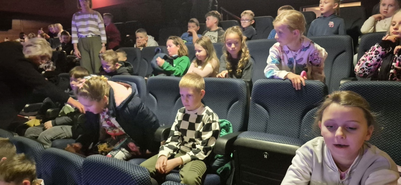 W środę, 29 października, uczniowie klas I-III naszej szkoły wybrali się do POK-u, aby obejrzeć wyjątkowy spektakl pt. „Czarodziejski ołówek”, przygotowany przez artystów Poznańskiego Teatru Aktora. Już od pierwszych minut przedstawienia dzieci z zainteresowaniem śledziły losy głównych bohaterów, którzy dzięki magicznemu ołówkowi potrafili zmieniać świat na lepsze.
Barwna scenografia, muzyka i wciągająca fabuła przeniosły najmłodszych w świat pełen wyobraźni, humoru i magii. Aktorzy wspaniale angażowali publiczność, zachęcając dzieci do wspólnej zabawy i reagowania na to, co działo się na scenie. Nie zabrakło śmiechu, emocji i dobrej zabawy.
Po zakończeniu spektaklu uczniowie nagrodzili artystów gromkimi brawami. Dzieci wróciły do szkoły w doskonałych humorach, bogatsze o nowe wrażenia.
