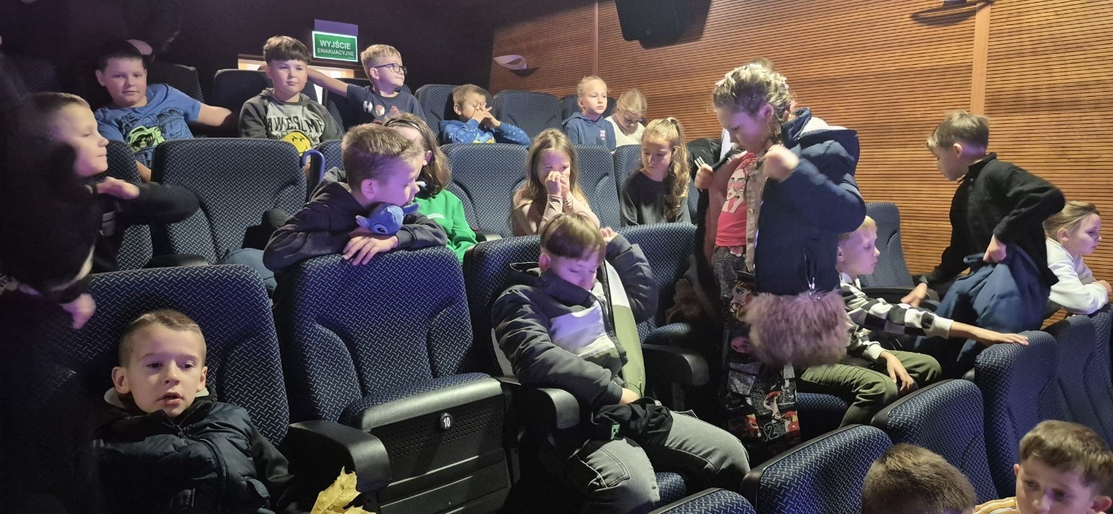 W środę, 29 października, uczniowie klas I-III naszej szkoły wybrali się do POK-u, aby obejrzeć wyjątkowy spektakl pt. „Czarodziejski ołówek”, przygotowany przez artystów Poznańskiego Teatru Aktora. Już od pierwszych minut przedstawienia dzieci z zainteresowaniem śledziły losy głównych bohaterów, którzy dzięki magicznemu ołówkowi potrafili zmieniać świat na lepsze.
Barwna scenografia, muzyka i wciągająca fabuła przeniosły najmłodszych w świat pełen wyobraźni, humoru i magii. Aktorzy wspaniale angażowali publiczność, zachęcając dzieci do wspólnej zabawy i reagowania na to, co działo się na scenie. Nie zabrakło śmiechu, emocji i dobrej zabawy.
Po zakończeniu spektaklu uczniowie nagrodzili artystów gromkimi brawami. Dzieci wróciły do szkoły w doskonałych humorach, bogatsze o nowe wrażenia.
