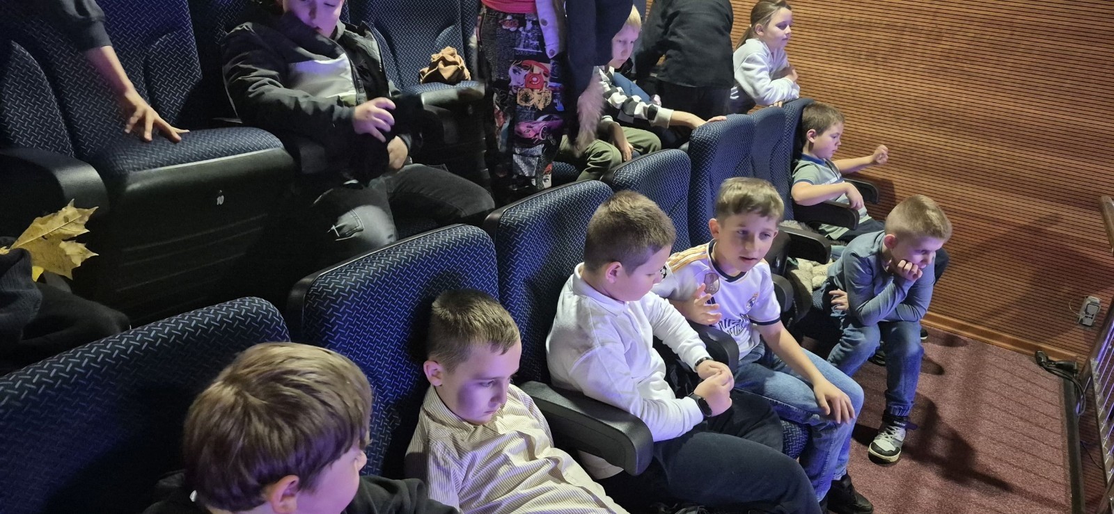 W środę, 29 października, uczniowie klas I-III naszej szkoły wybrali się do POK-u, aby obejrzeć wyjątkowy spektakl pt. „Czarodziejski ołówek”, przygotowany przez artystów Poznańskiego Teatru Aktora. Już od pierwszych minut przedstawienia dzieci z zainteresowaniem śledziły losy głównych bohaterów, którzy dzięki magicznemu ołówkowi potrafili zmieniać świat na lepsze.
Barwna scenografia, muzyka i wciągająca fabuła przeniosły najmłodszych w świat pełen wyobraźni, humoru i magii. Aktorzy wspaniale angażowali publiczność, zachęcając dzieci do wspólnej zabawy i reagowania na to, co działo się na scenie. Nie zabrakło śmiechu, emocji i dobrej zabawy.
Po zakończeniu spektaklu uczniowie nagrodzili artystów gromkimi brawami. Dzieci wróciły do szkoły w doskonałych humorach, bogatsze o nowe wrażenia.
