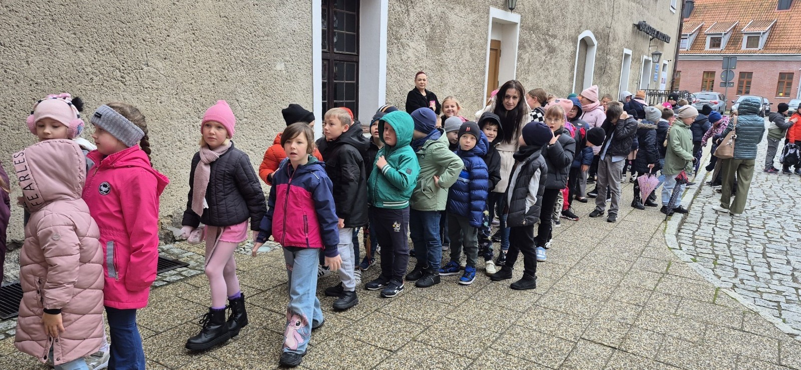 W środę, 29 października, uczniowie klas I-III naszej szkoły wybrali się do POK-u, aby obejrzeć wyjątkowy spektakl pt. „Czarodziejski ołówek”, przygotowany przez artystów Poznańskiego Teatru Aktora. Już od pierwszych minut przedstawienia dzieci z zainteresowaniem śledziły losy głównych bohaterów, którzy dzięki magicznemu ołówkowi potrafili zmieniać świat na lepsze.
Barwna scenografia, muzyka i wciągająca fabuła przeniosły najmłodszych w świat pełen wyobraźni, humoru i magii. Aktorzy wspaniale angażowali publiczność, zachęcając dzieci do wspólnej zabawy i reagowania na to, co działo się na scenie. Nie zabrakło śmiechu, emocji i dobrej zabawy.
Po zakończeniu spektaklu uczniowie nagrodzili artystów gromkimi brawami. Dzieci wróciły do szkoły w doskonałych humorach, bogatsze o nowe wrażenia.
