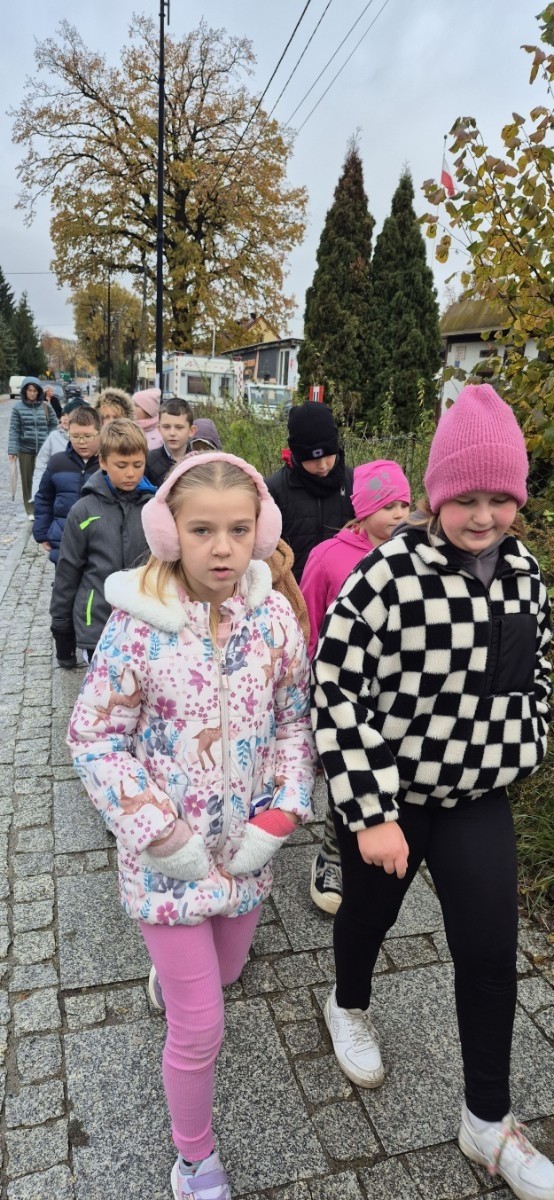 W środę, 29 października, uczniowie klas I-III naszej szkoły wybrali się do POK-u, aby obejrzeć wyjątkowy spektakl pt. „Czarodziejski ołówek”, przygotowany przez artystów Poznańskiego Teatru Aktora. Już od pierwszych minut przedstawienia dzieci z zainteresowaniem śledziły losy głównych bohaterów, którzy dzięki magicznemu ołówkowi potrafili zmieniać świat na lepsze.
Barwna scenografia, muzyka i wciągająca fabuła przeniosły najmłodszych w świat pełen wyobraźni, humoru i magii. Aktorzy wspaniale angażowali publiczność, zachęcając dzieci do wspólnej zabawy i reagowania na to, co działo się na scenie. Nie zabrakło śmiechu, emocji i dobrej zabawy.
Po zakończeniu spektaklu uczniowie nagrodzili artystów gromkimi brawami. Dzieci wróciły do szkoły w doskonałych humorach, bogatsze o nowe wrażenia.
