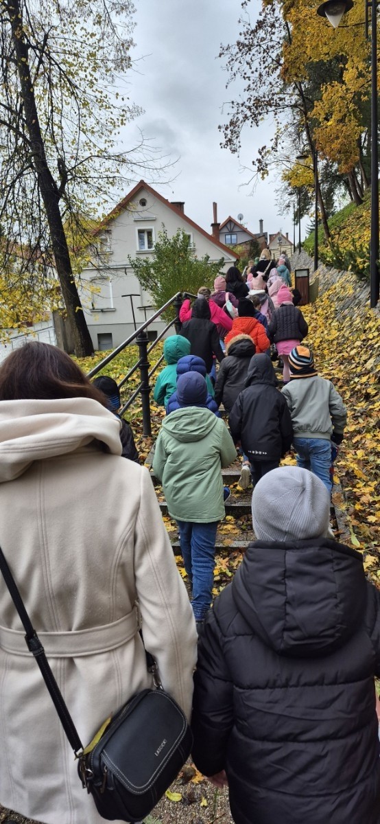 W środę, 29 października, uczniowie klas I-III naszej szkoły wybrali się do POK-u, aby obejrzeć wyjątkowy spektakl pt. „Czarodziejski ołówek”, przygotowany przez artystów Poznańskiego Teatru Aktora. Już od pierwszych minut przedstawienia dzieci z zainteresowaniem śledziły losy głównych bohaterów, którzy dzięki magicznemu ołówkowi potrafili zmieniać świat na lepsze.
Barwna scenografia, muzyka i wciągająca fabuła przeniosły najmłodszych w świat pełen wyobraźni, humoru i magii. Aktorzy wspaniale angażowali publiczność, zachęcając dzieci do wspólnej zabawy i reagowania na to, co działo się na scenie. Nie zabrakło śmiechu, emocji i dobrej zabawy.
Po zakończeniu spektaklu uczniowie nagrodzili artystów gromkimi brawami. Dzieci wróciły do szkoły w doskonałych humorach, bogatsze o nowe wrażenia.
