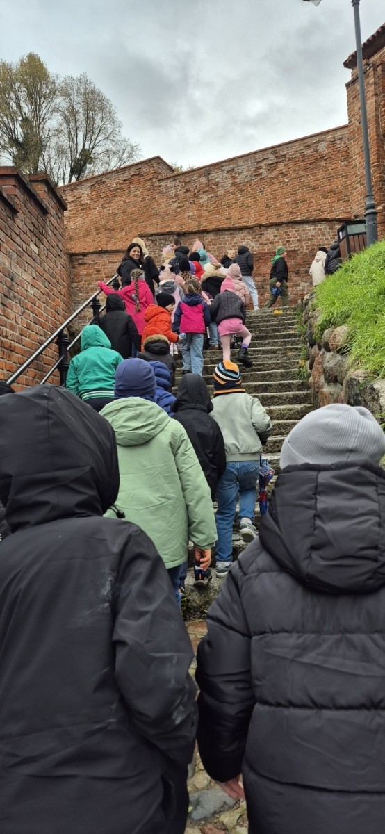W środę, 29 października, uczniowie klas I-III naszej szkoły wybrali się do POK-u, aby obejrzeć wyjątkowy spektakl pt. „Czarodziejski ołówek”, przygotowany przez artystów Poznańskiego Teatru Aktora. Już od pierwszych minut przedstawienia dzieci z zainteresowaniem śledziły losy głównych bohaterów, którzy dzięki magicznemu ołówkowi potrafili zmieniać świat na lepsze.
Barwna scenografia, muzyka i wciągająca fabuła przeniosły najmłodszych w świat pełen wyobraźni, humoru i magii. Aktorzy wspaniale angażowali publiczność, zachęcając dzieci do wspólnej zabawy i reagowania na to, co działo się na scenie. Nie zabrakło śmiechu, emocji i dobrej zabawy.
Po zakończeniu spektaklu uczniowie nagrodzili artystów gromkimi brawami. Dzieci wróciły do szkoły w doskonałych humorach, bogatsze o nowe wrażenia.
