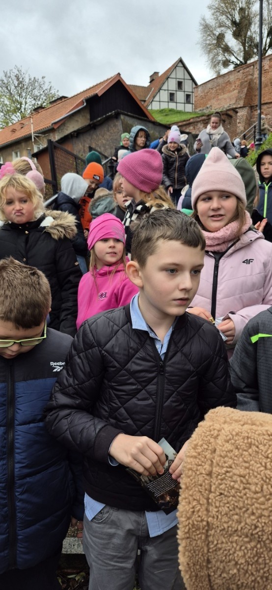 W środę, 29 października, uczniowie klas I-III naszej szkoły wybrali się do POK-u, aby obejrzeć wyjątkowy spektakl pt. „Czarodziejski ołówek”, przygotowany przez artystów Poznańskiego Teatru Aktora. Już od pierwszych minut przedstawienia dzieci z zainteresowaniem śledziły losy głównych bohaterów, którzy dzięki magicznemu ołówkowi potrafili zmieniać świat na lepsze.
Barwna scenografia, muzyka i wciągająca fabuła przeniosły najmłodszych w świat pełen wyobraźni, humoru i magii. Aktorzy wspaniale angażowali publiczność, zachęcając dzieci do wspólnej zabawy i reagowania na to, co działo się na scenie. Nie zabrakło śmiechu, emocji i dobrej zabawy.
Po zakończeniu spektaklu uczniowie nagrodzili artystów gromkimi brawami. Dzieci wróciły do szkoły w doskonałych humorach, bogatsze o nowe wrażenia.
