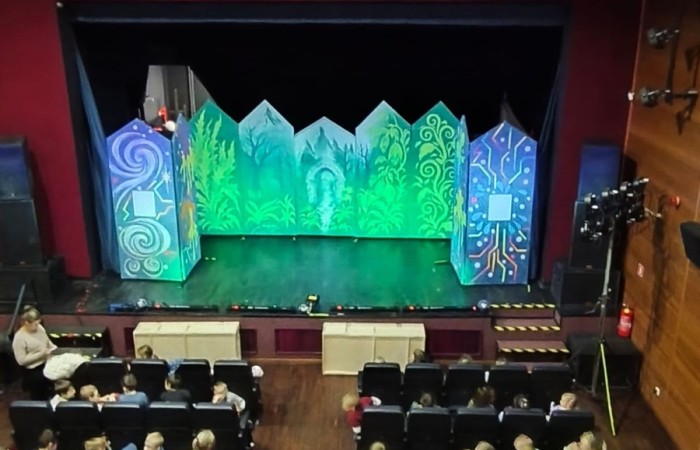 W środę, 29 października, uczniowie klas I-III naszej szkoły wybrali się do POK-u, aby obejrzeć wyjątkowy spektakl pt. „Czarodziejski ołówek”, przygotowany przez artystów Poznańskiego Teatru Aktora. Już od pierwszych minut przedstawienia dzieci z zainteresowaniem śledziły losy głównych bohaterów, którzy dzięki magicznemu ołówkowi potrafili zmieniać świat na lepsze.
Barwna scenografia, muzyka i wciągająca fabuła przeniosły najmłodszych w świat pełen wyobraźni, humoru i magii. Aktorzy wspaniale angażowali publiczność, zachęcając dzieci do wspólnej zabawy i reagowania na to, co działo się na scenie. Nie zabrakło śmiechu, emocji i dobrej zabawy.
Po zakończeniu spektaklu uczniowie nagrodzili artystów gromkimi brawami. Dzieci wróciły do szkoły w doskonałych humorach, bogatsze o nowe wrażenia.
