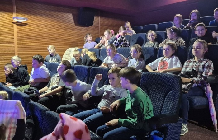 W środę, 29 października, uczniowie klas I-III naszej szkoły wybrali się do POK-u, aby obejrzeć wyjątkowy spektakl pt. „Czarodziejski ołówek”, przygotowany przez artystów Poznańskiego Teatru Aktora. Już od pierwszych minut przedstawienia dzieci z zainteresowaniem śledziły losy głównych bohaterów, którzy dzięki magicznemu ołówkowi potrafili zmieniać świat na lepsze.
Barwna scenografia, muzyka i wciągająca fabuła przeniosły najmłodszych w świat pełen wyobraźni, humoru i magii. Aktorzy wspaniale angażowali publiczność, zachęcając dzieci do wspólnej zabawy i reagowania na to, co działo się na scenie. Nie zabrakło śmiechu, emocji i dobrej zabawy.
Po zakończeniu spektaklu uczniowie nagrodzili artystów gromkimi brawami. Dzieci wróciły do szkoły w doskonałych humorach, bogatsze o nowe wrażenia.
