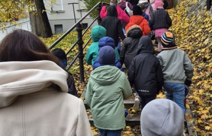 W środę, 29 października, uczniowie klas I-III naszej szkoły wybrali się do POK-u, aby obejrzeć wyjątkowy spektakl pt. „Czarodziejski ołówek”, przygotowany przez artystów Poznańskiego Teatru Aktora. Już od pierwszych minut przedstawienia dzieci z zainteresowaniem śledziły losy głównych bohaterów, którzy dzięki magicznemu ołówkowi potrafili zmieniać świat na lepsze.
Barwna scenografia, muzyka i wciągająca fabuła przeniosły najmłodszych w świat pełen wyobraźni, humoru i magii. Aktorzy wspaniale angażowali publiczność, zachęcając dzieci do wspólnej zabawy i reagowania na to, co działo się na scenie. Nie zabrakło śmiechu, emocji i dobrej zabawy.
Po zakończeniu spektaklu uczniowie nagrodzili artystów gromkimi brawami. Dzieci wróciły do szkoły w doskonałych humorach, bogatsze o nowe wrażenia.
