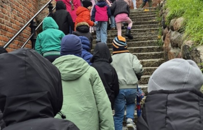 W środę, 29 października, uczniowie klas I-III naszej szkoły wybrali się do POK-u, aby obejrzeć wyjątkowy spektakl pt. „Czarodziejski ołówek”, przygotowany przez artystów Poznańskiego Teatru Aktora. Już od pierwszych minut przedstawienia dzieci z zainteresowaniem śledziły losy głównych bohaterów, którzy dzięki magicznemu ołówkowi potrafili zmieniać świat na lepsze.
Barwna scenografia, muzyka i wciągająca fabuła przeniosły najmłodszych w świat pełen wyobraźni, humoru i magii. Aktorzy wspaniale angażowali publiczność, zachęcając dzieci do wspólnej zabawy i reagowania na to, co działo się na scenie. Nie zabrakło śmiechu, emocji i dobrej zabawy.
Po zakończeniu spektaklu uczniowie nagrodzili artystów gromkimi brawami. Dzieci wróciły do szkoły w doskonałych humorach, bogatsze o nowe wrażenia.
