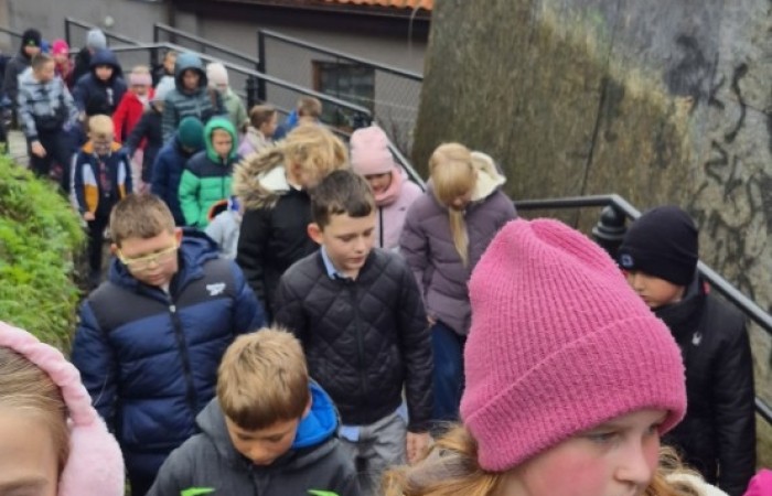 W środę, 29 października, uczniowie klas I-III naszej szkoły wybrali się do POK-u, aby obejrzeć wyjątkowy spektakl pt. „Czarodziejski ołówek”, przygotowany przez artystów Poznańskiego Teatru Aktora. Już od pierwszych minut przedstawienia dzieci z zainteresowaniem śledziły losy głównych bohaterów, którzy dzięki magicznemu ołówkowi potrafili zmieniać świat na lepsze.
Barwna scenografia, muzyka i wciągająca fabuła przeniosły najmłodszych w świat pełen wyobraźni, humoru i magii. Aktorzy wspaniale angażowali publiczność, zachęcając dzieci do wspólnej zabawy i reagowania na to, co działo się na scenie. Nie zabrakło śmiechu, emocji i dobrej zabawy.
Po zakończeniu spektaklu uczniowie nagrodzili artystów gromkimi brawami. Dzieci wróciły do szkoły w doskonałych humorach, bogatsze o nowe wrażenia.
