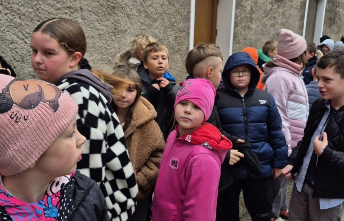 W środę, 29 października, uczniowie klas I-III naszej szkoły wybrali się do POK-u, aby obejrzeć wyjątkowy spektakl pt. „Czarodziejski ołówek”, przygotowany przez artystów Poznańskiego Teatru Aktora. Już od pierwszych minut przedstawienia dzieci z zainteresowaniem śledziły losy głównych bohaterów, którzy dzięki magicznemu ołówkowi potrafili zmieniać świat na lepsze.
Barwna scenografia, muzyka i wciągająca fabuła przeniosły najmłodszych w świat pełen wyobraźni, humoru i magii. Aktorzy wspaniale angażowali publiczność, zachęcając dzieci do wspólnej zabawy i reagowania na to, co działo się na scenie. Nie zabrakło śmiechu, emocji i dobrej zabawy.
Po zakończeniu spektaklu uczniowie nagrodzili artystów gromkimi brawami. Dzieci wróciły do szkoły w doskonałych humorach, bogatsze o nowe wrażenia.
