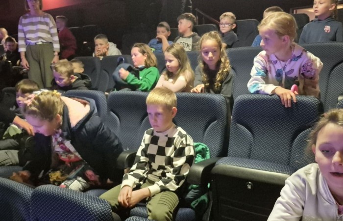 W środę, 29 października, uczniowie klas I-III naszej szkoły wybrali się do POK-u, aby obejrzeć wyjątkowy spektakl pt. „Czarodziejski ołówek”, przygotowany przez artystów Poznańskiego Teatru Aktora. Już od pierwszych minut przedstawienia dzieci z zainteresowaniem śledziły losy głównych bohaterów, którzy dzięki magicznemu ołówkowi potrafili zmieniać świat na lepsze.
Barwna scenografia, muzyka i wciągająca fabuła przeniosły najmłodszych w świat pełen wyobraźni, humoru i magii. Aktorzy wspaniale angażowali publiczność, zachęcając dzieci do wspólnej zabawy i reagowania na to, co działo się na scenie. Nie zabrakło śmiechu, emocji i dobrej zabawy.
Po zakończeniu spektaklu uczniowie nagrodzili artystów gromkimi brawami. Dzieci wróciły do szkoły w doskonałych humorach, bogatsze o nowe wrażenia.
