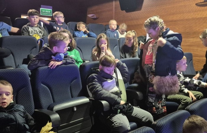 W środę, 29 października, uczniowie klas I-III naszej szkoły wybrali się do POK-u, aby obejrzeć wyjątkowy spektakl pt. „Czarodziejski ołówek”, przygotowany przez artystów Poznańskiego Teatru Aktora. Już od pierwszych minut przedstawienia dzieci z zainteresowaniem śledziły losy głównych bohaterów, którzy dzięki magicznemu ołówkowi potrafili zmieniać świat na lepsze.
Barwna scenografia, muzyka i wciągająca fabuła przeniosły najmłodszych w świat pełen wyobraźni, humoru i magii. Aktorzy wspaniale angażowali publiczność, zachęcając dzieci do wspólnej zabawy i reagowania na to, co działo się na scenie. Nie zabrakło śmiechu, emocji i dobrej zabawy.
Po zakończeniu spektaklu uczniowie nagrodzili artystów gromkimi brawami. Dzieci wróciły do szkoły w doskonałych humorach, bogatsze o nowe wrażenia.
