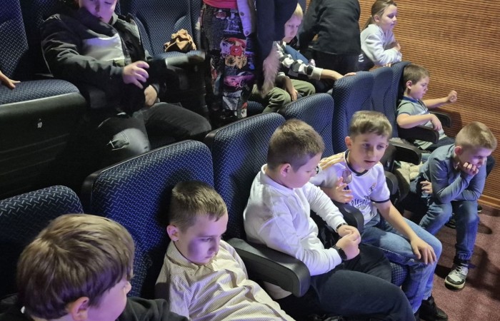 W środę, 29 października, uczniowie klas I-III naszej szkoły wybrali się do POK-u, aby obejrzeć wyjątkowy spektakl pt. „Czarodziejski ołówek”, przygotowany przez artystów Poznańskiego Teatru Aktora. Już od pierwszych minut przedstawienia dzieci z zainteresowaniem śledziły losy głównych bohaterów, którzy dzięki magicznemu ołówkowi potrafili zmieniać świat na lepsze.
Barwna scenografia, muzyka i wciągająca fabuła przeniosły najmłodszych w świat pełen wyobraźni, humoru i magii. Aktorzy wspaniale angażowali publiczność, zachęcając dzieci do wspólnej zabawy i reagowania na to, co działo się na scenie. Nie zabrakło śmiechu, emocji i dobrej zabawy.
Po zakończeniu spektaklu uczniowie nagrodzili artystów gromkimi brawami. Dzieci wróciły do szkoły w doskonałych humorach, bogatsze o nowe wrażenia.
