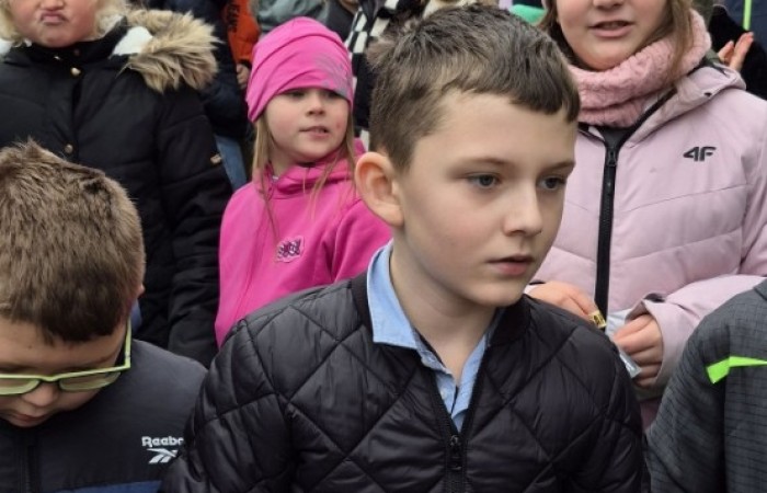 W środę, 29 października, uczniowie klas I-III naszej szkoły wybrali się do POK-u, aby obejrzeć wyjątkowy spektakl pt. „Czarodziejski ołówek”, przygotowany przez artystów Poznańskiego Teatru Aktora. Już od pierwszych minut przedstawienia dzieci z zainteresowaniem śledziły losy głównych bohaterów, którzy dzięki magicznemu ołówkowi potrafili zmieniać świat na lepsze.
Barwna scenografia, muzyka i wciągająca fabuła przeniosły najmłodszych w świat pełen wyobraźni, humoru i magii. Aktorzy wspaniale angażowali publiczność, zachęcając dzieci do wspólnej zabawy i reagowania na to, co działo się na scenie. Nie zabrakło śmiechu, emocji i dobrej zabawy.
Po zakończeniu spektaklu uczniowie nagrodzili artystów gromkimi brawami. Dzieci wróciły do szkoły w doskonałych humorach, bogatsze o nowe wrażenia.
