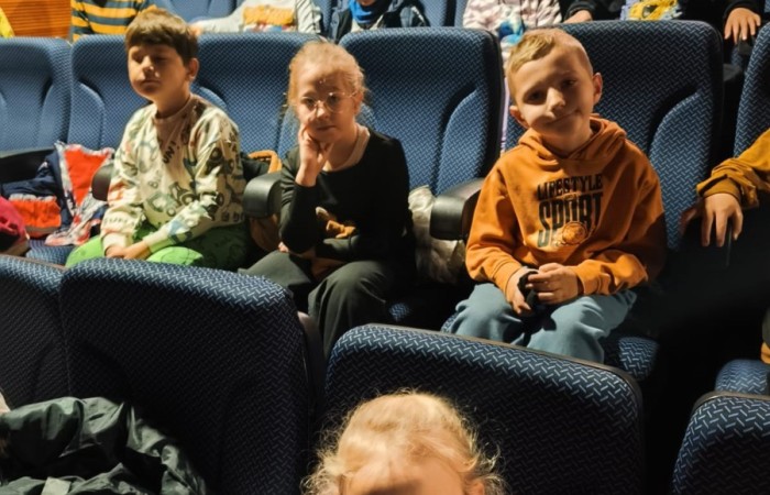 W środę, 29 października, uczniowie klas I-III naszej szkoły wybrali się do POK-u, aby obejrzeć wyjątkowy spektakl pt. „Czarodziejski ołówek”, przygotowany przez artystów Poznańskiego Teatru Aktora. Już od pierwszych minut przedstawienia dzieci z zainteresowaniem śledziły losy głównych bohaterów, którzy dzięki magicznemu ołówkowi potrafili zmieniać świat na lepsze.
Barwna scenografia, muzyka i wciągająca fabuła przeniosły najmłodszych w świat pełen wyobraźni, humoru i magii. Aktorzy wspaniale angażowali publiczność, zachęcając dzieci do wspólnej zabawy i reagowania na to, co działo się na scenie. Nie zabrakło śmiechu, emocji i dobrej zabawy.
Po zakończeniu spektaklu uczniowie nagrodzili artystów gromkimi brawami. Dzieci wróciły do szkoły w doskonałych humorach, bogatsze o nowe wrażenia.
