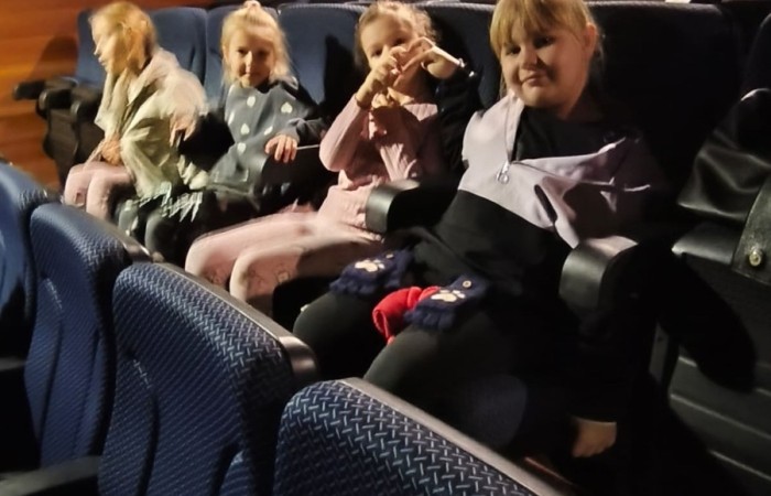 W środę, 29 października, uczniowie klas I-III naszej szkoły wybrali się do POK-u, aby obejrzeć wyjątkowy spektakl pt. „Czarodziejski ołówek”, przygotowany przez artystów Poznańskiego Teatru Aktora. Już od pierwszych minut przedstawienia dzieci z zainteresowaniem śledziły losy głównych bohaterów, którzy dzięki magicznemu ołówkowi potrafili zmieniać świat na lepsze.
Barwna scenografia, muzyka i wciągająca fabuła przeniosły najmłodszych w świat pełen wyobraźni, humoru i magii. Aktorzy wspaniale angażowali publiczność, zachęcając dzieci do wspólnej zabawy i reagowania na to, co działo się na scenie. Nie zabrakło śmiechu, emocji i dobrej zabawy.
Po zakończeniu spektaklu uczniowie nagrodzili artystów gromkimi brawami. Dzieci wróciły do szkoły w doskonałych humorach, bogatsze o nowe wrażenia.
