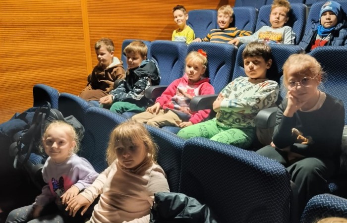 W środę, 29 października, uczniowie klas I-III naszej szkoły wybrali się do POK-u, aby obejrzeć wyjątkowy spektakl pt. „Czarodziejski ołówek”, przygotowany przez artystów Poznańskiego Teatru Aktora. Już od pierwszych minut przedstawienia dzieci z zainteresowaniem śledziły losy głównych bohaterów, którzy dzięki magicznemu ołówkowi potrafili zmieniać świat na lepsze.
Barwna scenografia, muzyka i wciągająca fabuła przeniosły najmłodszych w świat pełen wyobraźni, humoru i magii. Aktorzy wspaniale angażowali publiczność, zachęcając dzieci do wspólnej zabawy i reagowania na to, co działo się na scenie. Nie zabrakło śmiechu, emocji i dobrej zabawy.
Po zakończeniu spektaklu uczniowie nagrodzili artystów gromkimi brawami. Dzieci wróciły do szkoły w doskonałych humorach, bogatsze o nowe wrażenia.
