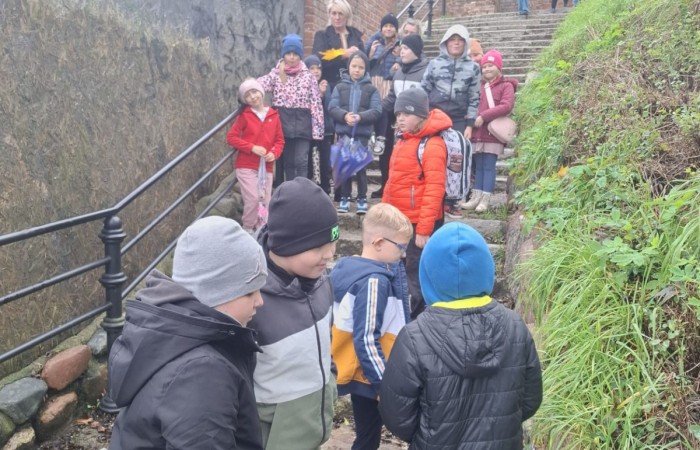 W środę, 29 października, uczniowie klas I-III naszej szkoły wybrali się do POK-u, aby obejrzeć wyjątkowy spektakl pt. „Czarodziejski ołówek”, przygotowany przez artystów Poznańskiego Teatru Aktora. Już od pierwszych minut przedstawienia dzieci z zainteresowaniem śledziły losy głównych bohaterów, którzy dzięki magicznemu ołówkowi potrafili zmieniać świat na lepsze.
Barwna scenografia, muzyka i wciągająca fabuła przeniosły najmłodszych w świat pełen wyobraźni, humoru i magii. Aktorzy wspaniale angażowali publiczność, zachęcając dzieci do wspólnej zabawy i reagowania na to, co działo się na scenie. Nie zabrakło śmiechu, emocji i dobrej zabawy.
Po zakończeniu spektaklu uczniowie nagrodzili artystów gromkimi brawami. Dzieci wróciły do szkoły w doskonałych humorach, bogatsze o nowe wrażenia.
