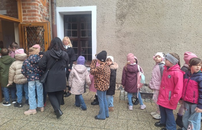 W środę, 29 października, uczniowie klas I-III naszej szkoły wybrali się do POK-u, aby obejrzeć wyjątkowy spektakl pt. „Czarodziejski ołówek”, przygotowany przez artystów Poznańskiego Teatru Aktora. Już od pierwszych minut przedstawienia dzieci z zainteresowaniem śledziły losy głównych bohaterów, którzy dzięki magicznemu ołówkowi potrafili zmieniać świat na lepsze.
Barwna scenografia, muzyka i wciągająca fabuła przeniosły najmłodszych w świat pełen wyobraźni, humoru i magii. Aktorzy wspaniale angażowali publiczność, zachęcając dzieci do wspólnej zabawy i reagowania na to, co działo się na scenie. Nie zabrakło śmiechu, emocji i dobrej zabawy.
Po zakończeniu spektaklu uczniowie nagrodzili artystów gromkimi brawami. Dzieci wróciły do szkoły w doskonałych humorach, bogatsze o nowe wrażenia.
