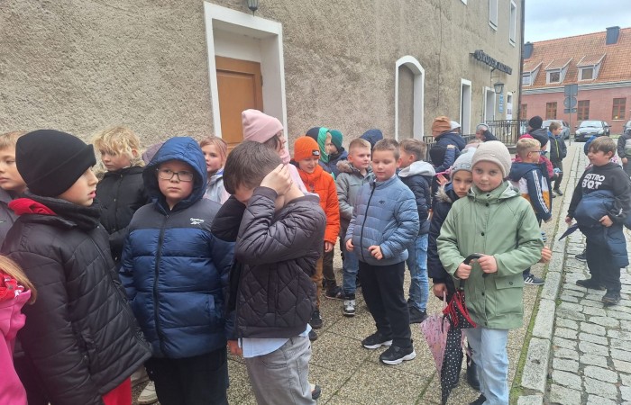 W środę, 29 października, uczniowie klas I-III naszej szkoły wybrali się do POK-u, aby obejrzeć wyjątkowy spektakl pt. „Czarodziejski ołówek”, przygotowany przez artystów Poznańskiego Teatru Aktora. Już od pierwszych minut przedstawienia dzieci z zainteresowaniem śledziły losy głównych bohaterów, którzy dzięki magicznemu ołówkowi potrafili zmieniać świat na lepsze.
Barwna scenografia, muzyka i wciągająca fabuła przeniosły najmłodszych w świat pełen wyobraźni, humoru i magii. Aktorzy wspaniale angażowali publiczność, zachęcając dzieci do wspólnej zabawy i reagowania na to, co działo się na scenie. Nie zabrakło śmiechu, emocji i dobrej zabawy.
Po zakończeniu spektaklu uczniowie nagrodzili artystów gromkimi brawami. Dzieci wróciły do szkoły w doskonałych humorach, bogatsze o nowe wrażenia.
