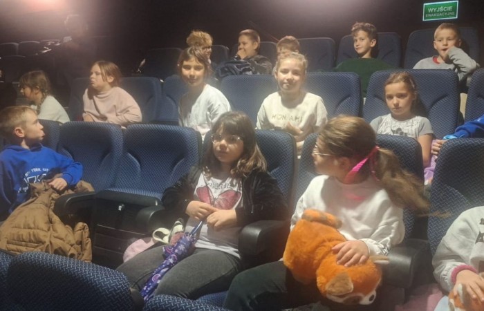 W środę, 29 października, uczniowie klas I-III naszej szkoły wybrali się do POK-u, aby obejrzeć wyjątkowy spektakl pt. „Czarodziejski ołówek”, przygotowany przez artystów Poznańskiego Teatru Aktora. Już od pierwszych minut przedstawienia dzieci z zainteresowaniem śledziły losy głównych bohaterów, którzy dzięki magicznemu ołówkowi potrafili zmieniać świat na lepsze.
Barwna scenografia, muzyka i wciągająca fabuła przeniosły najmłodszych w świat pełen wyobraźni, humoru i magii. Aktorzy wspaniale angażowali publiczność, zachęcając dzieci do wspólnej zabawy i reagowania na to, co działo się na scenie. Nie zabrakło śmiechu, emocji i dobrej zabawy.
Po zakończeniu spektaklu uczniowie nagrodzili artystów gromkimi brawami. Dzieci wróciły do szkoły w doskonałych humorach, bogatsze o nowe wrażenia.
